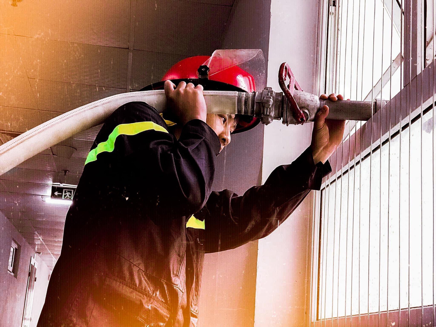 Trước khi bén duyên với nghề 'bấm máy', 9X từng công tác tại Đội Cảnh sát Phòng cháy chữa cháy và Cứu nạn cứu hộ huyện Thanh Oai, Hà Nội.