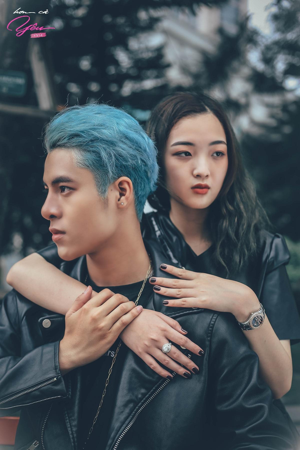 Nhưng dần dần, cả “anh” và “em” đều nguội lạnh cảm xúc vì quan điểm khác biệt