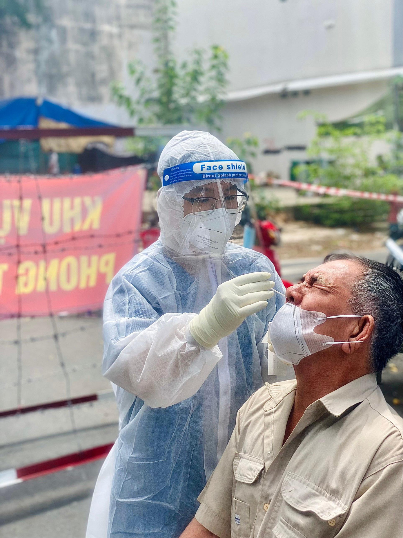 Hình ảnh tình nguyện viên lấy mẫu cho người dân