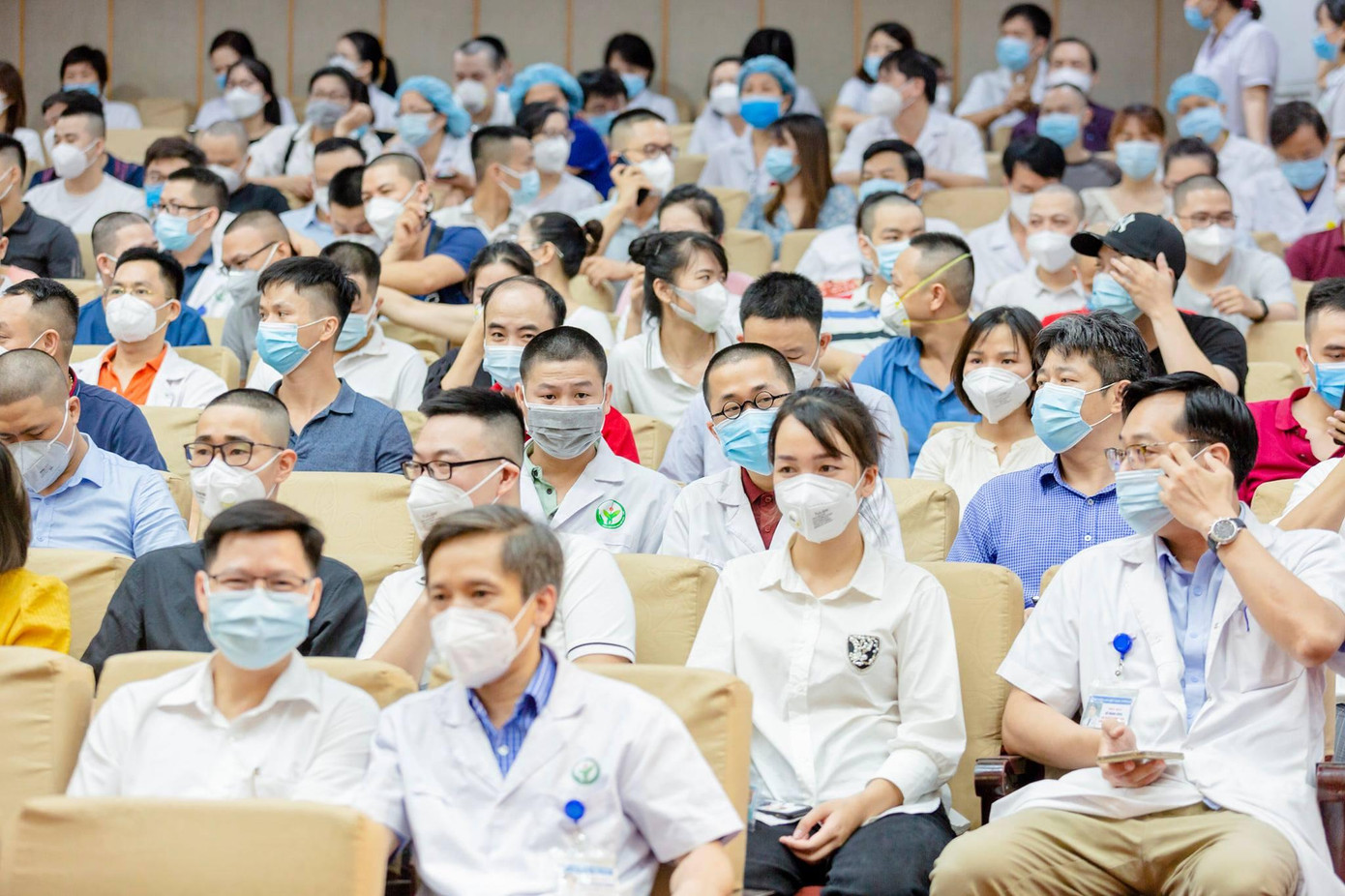 Trước khi Nam tiến, nhiều y bác sĩ đã quyết định cắt tóc để dễ dàng mặc đồ bảo hộ và chăm sóc bệnh nhân COVID-19 nặng.