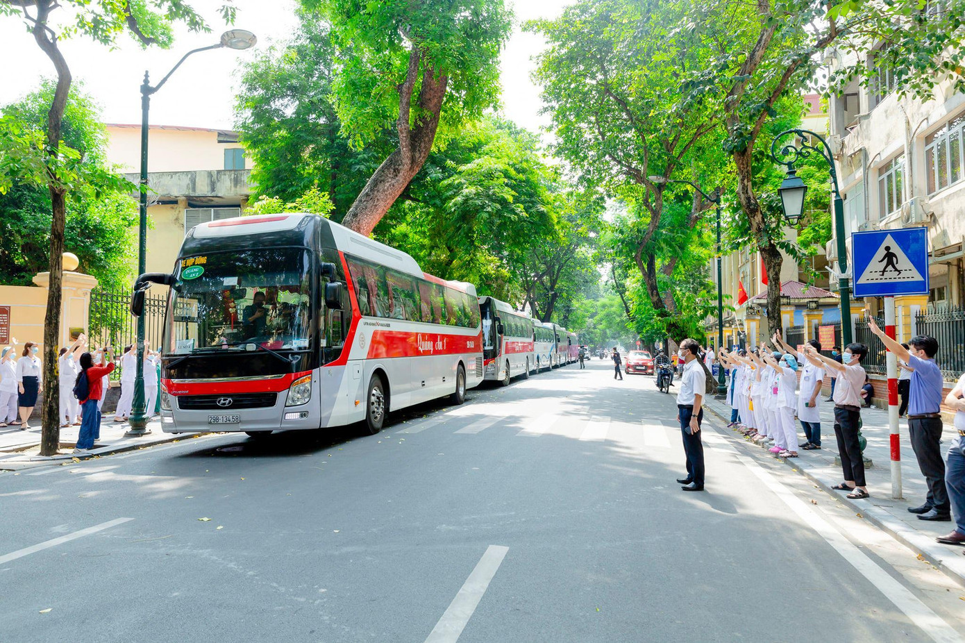 Những đoàn xe nối đuôi nhau đưa các y bác sĩ ra sân bay đến TP. HCM.