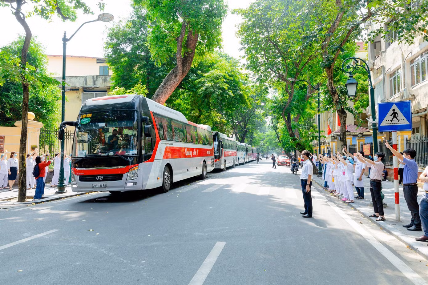 Những đoàn xe nối đuôi nhau đưa các y bác sĩ ra sân bay đến TP. HCM.