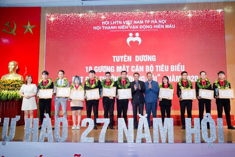 Anh Quân nhận được rất nhiều giấy khen cho sự nhiệt tình, cống hiến hết mình vì hoạt động hiến máu nhân đạo. Anh Quân nhận được rất nhiều giấy khen cho sự nhiệt tình, cống hiến hết mình vì hoạt động hiến máu nhân đạo.