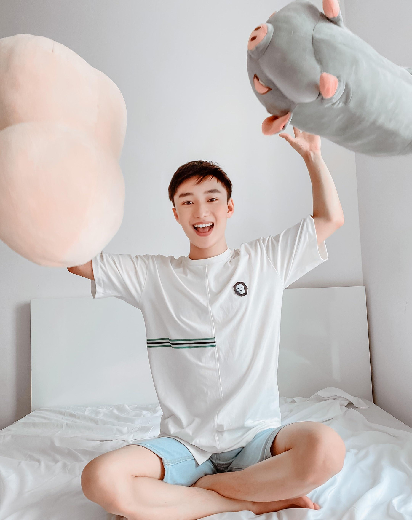 Long tự tin với những biểu cảm tươi vui hơn trước đám đông.