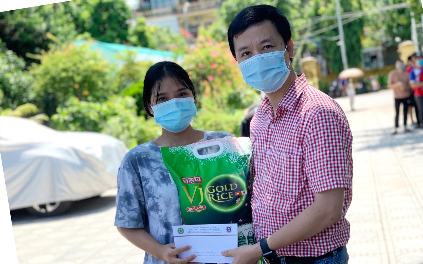 TS Nguyễn Hữu Nhuần, Phó trưởng Khoa Kinh tế và PTNT trao quà hỗ trợ cho sinh viên đang ở lại Học viện.