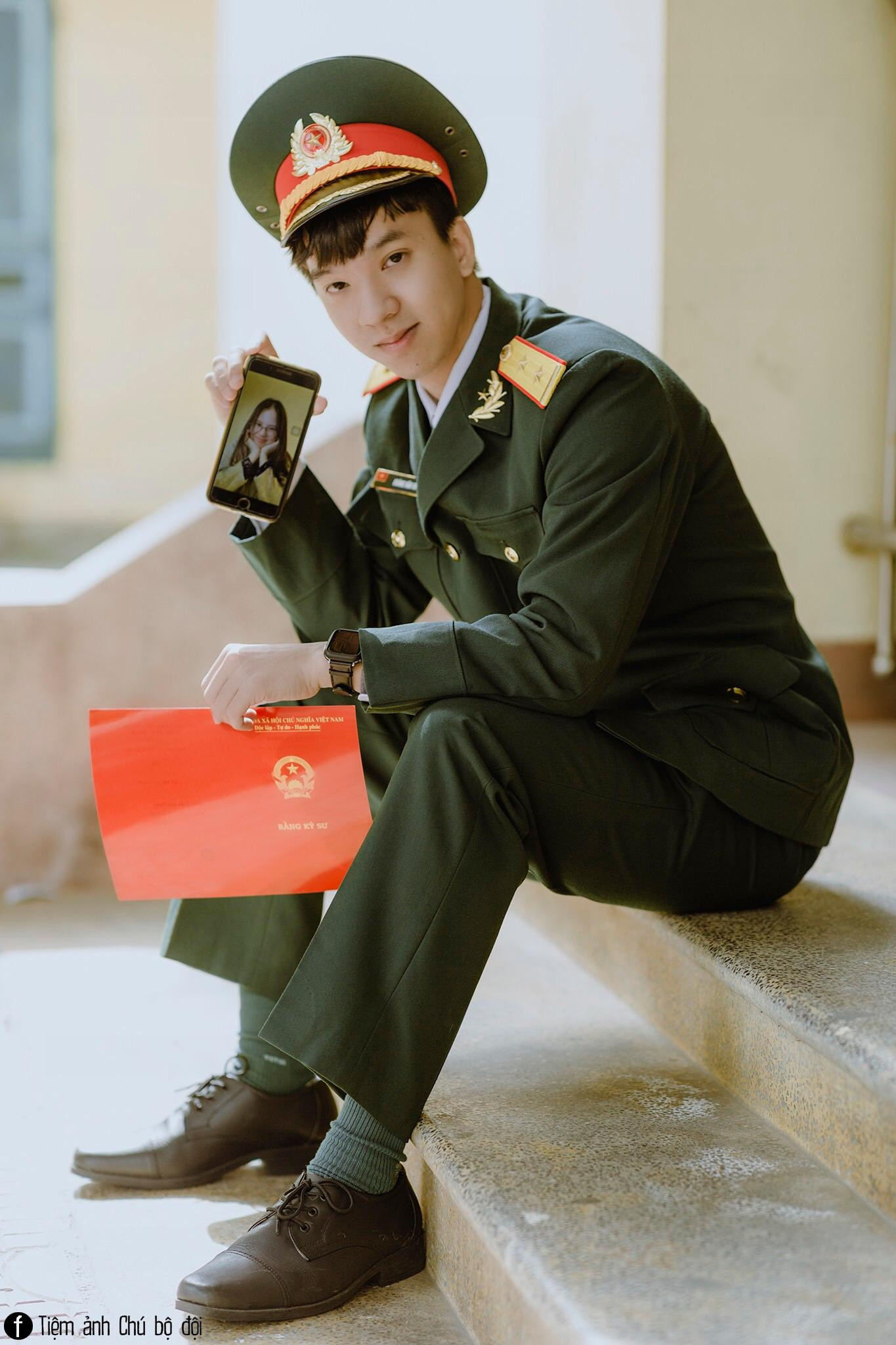 Trần Anh Tuấn (Tuấn Trần) hiện là sĩ quan, cấp bậc Trung úy, thuộc biên chế Xưởng X78 - Cục Kỹ thuật, Quân khu 2 (Phú Thọ) Trần Anh Tuấn (Tuấn Trần) hiện là sĩ quan, cấp bậc Trung úy, thuộc biên chế Xưởng X78 - Cục Kỹ thuật, Quân khu 2 (Phú Thọ)