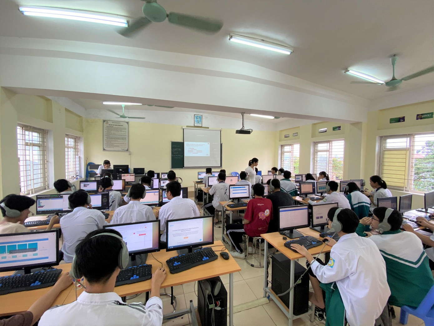 Học sinh có thể hưởng lợi từ các bài học tương tác, và hiểu thêm về viết code và robot, còn giáo viên có thể sử dụng các thiết bị tiên tiến của RMIT trong các bài học STEM của riêng họ.