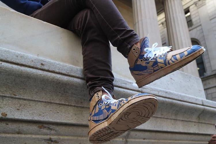 Khó có thể tưởng tượng đôi giày được làm từ giày các-tông Khó có thể tưởng tượng đôi giày được làm từ giày các-tông