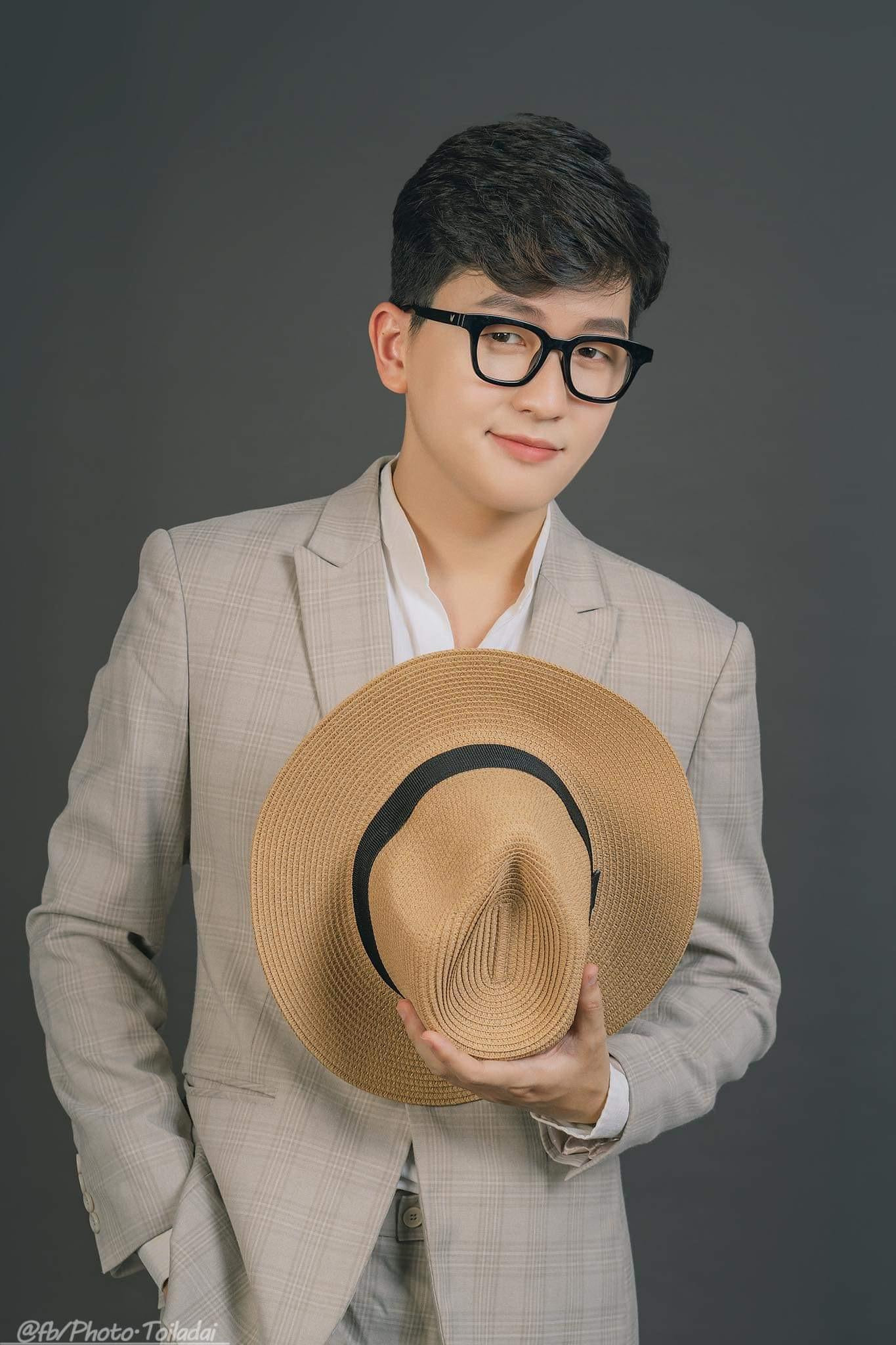 Vũ Hoàng hiện là sinh viên ngành Diễn viên Kịch - Điện ảnh tại trường Đại học Sư phạm Nghệ thuật Trung ương. Vũ Hoàng hiện là sinh viên ngành Diễn viên Kịch - Điện ảnh tại trường Đại học Sư phạm Nghệ thuật Trung ương.