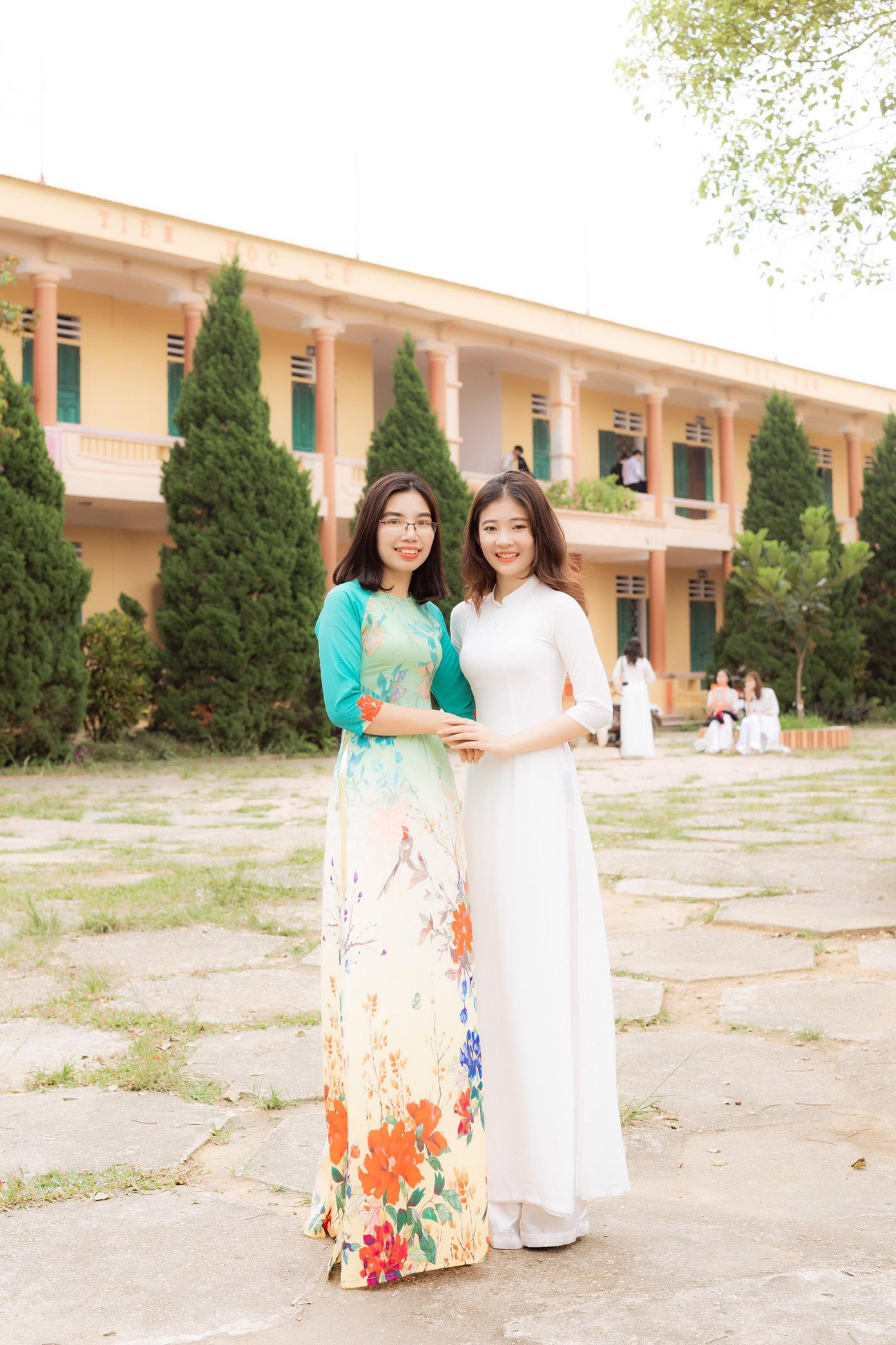 Thu Hương cùng cô giáo chủ nhiệm - người truyền dạy và định hướng kiến thức cho cô bạn. Thu Hương cùng cô giáo chủ nhiệm - người truyền dạy và định hướng kiến thức cho cô bạn.