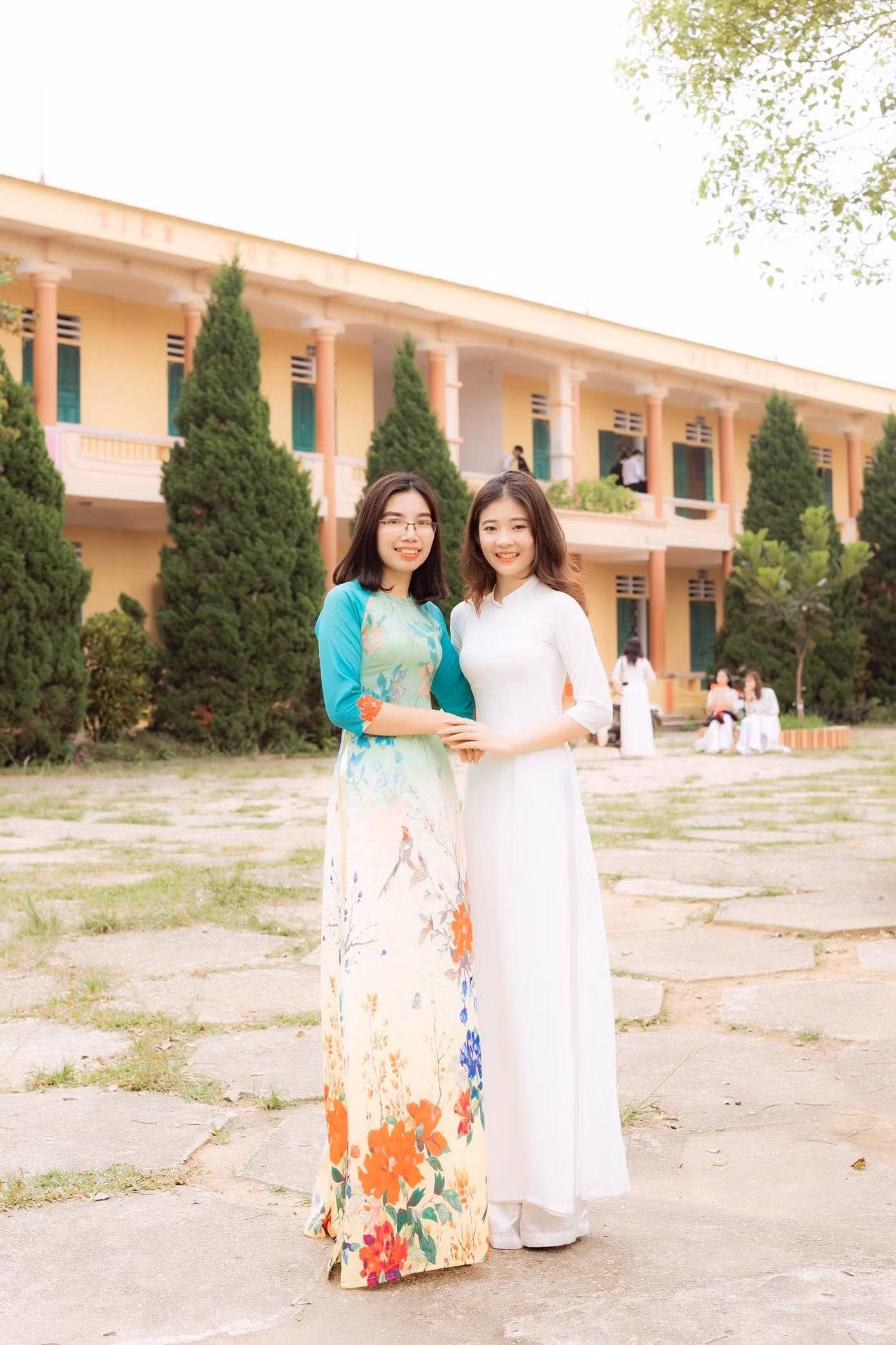 Thu Hương cùng cô giáo chủ nhiệm - người truyền dạy và định hướng kiến thức cho cô bạn.