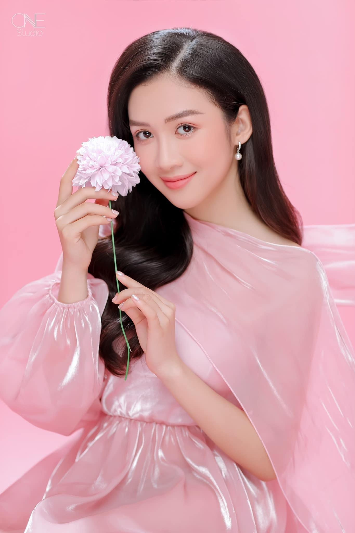 Mỹ Chi gây ấn tượng bởi vẻ ngoài ngọt ngào cùng phong cách thời trang hiện đại Mỹ Chi gây ấn tượng bởi vẻ ngoài ngọt ngào cùng phong cách thời trang hiện đại