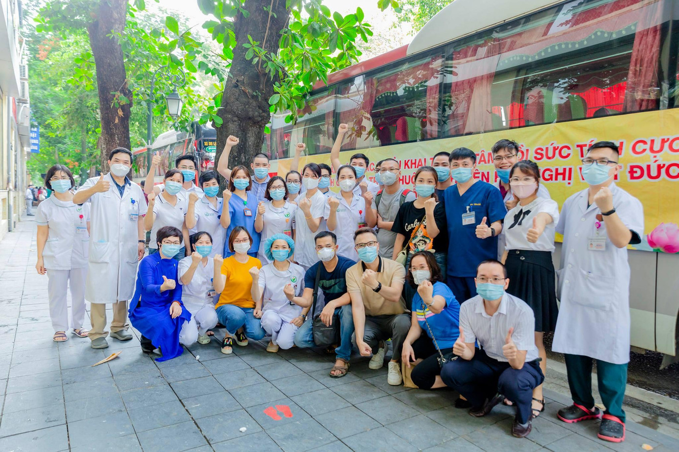 Gói ghém những yêu thương, hậu phương chúc các chiến sỹ áo trắng vào Nam bình an, chiến thắng và thành công trở về.