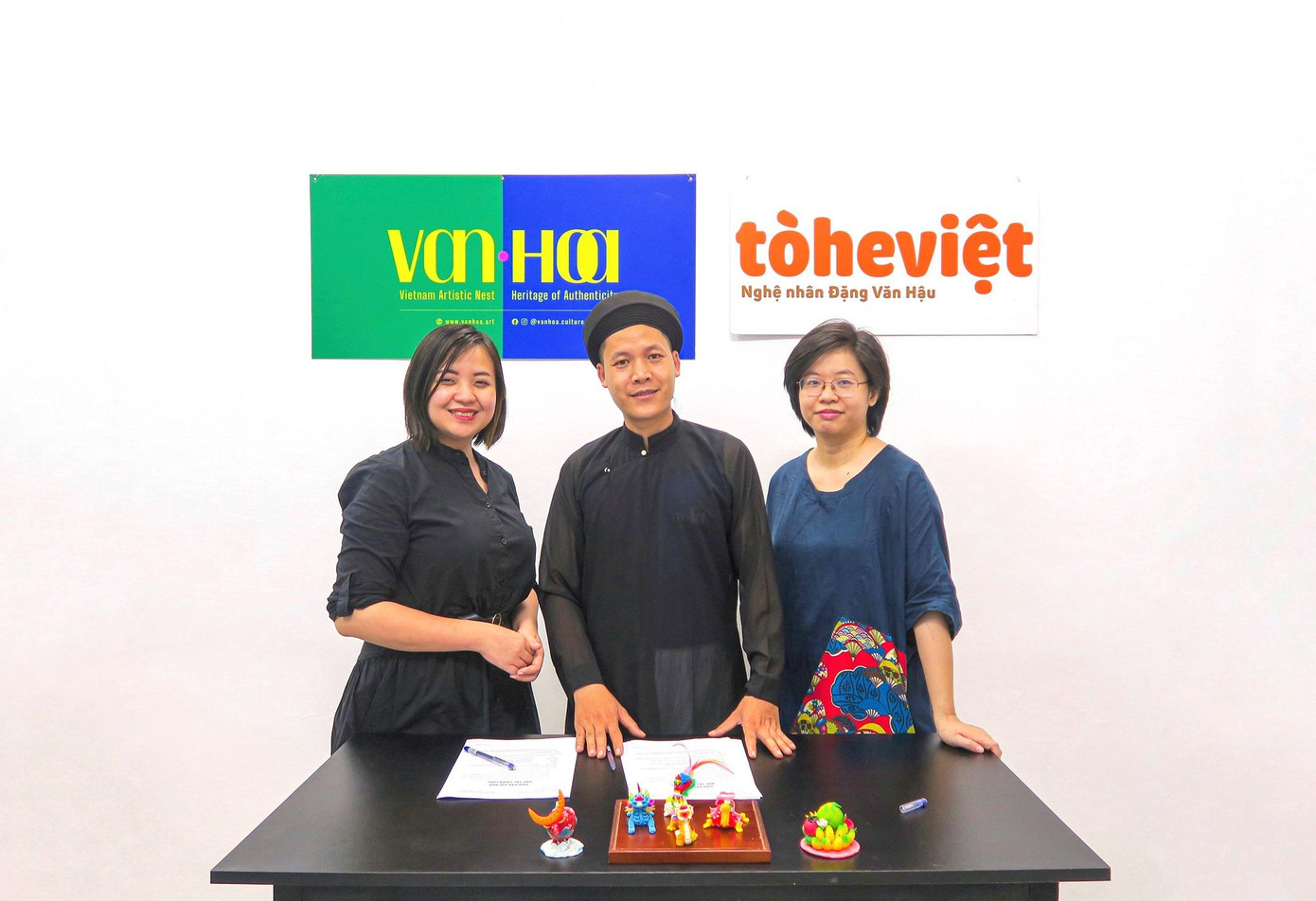 Châu (bên trái) đại diện cho công ty VAN•HOA ký thỏa thuận hợp tác chiến lược với Tò He Việt nhằm khôi phục Con giống bột Việt Nam - nghệ thuật ngàn năm tuổi đang có nguy cơ thất truyền. Châu (bên trái) đại diện cho công ty VAN•HOA ký thỏa thuận hợp tác chiến lược với Tò He Việt nhằm khôi phục Con giống bột Việt Nam - nghệ thuật ngàn năm tuổi đang có nguy cơ thất truyền.