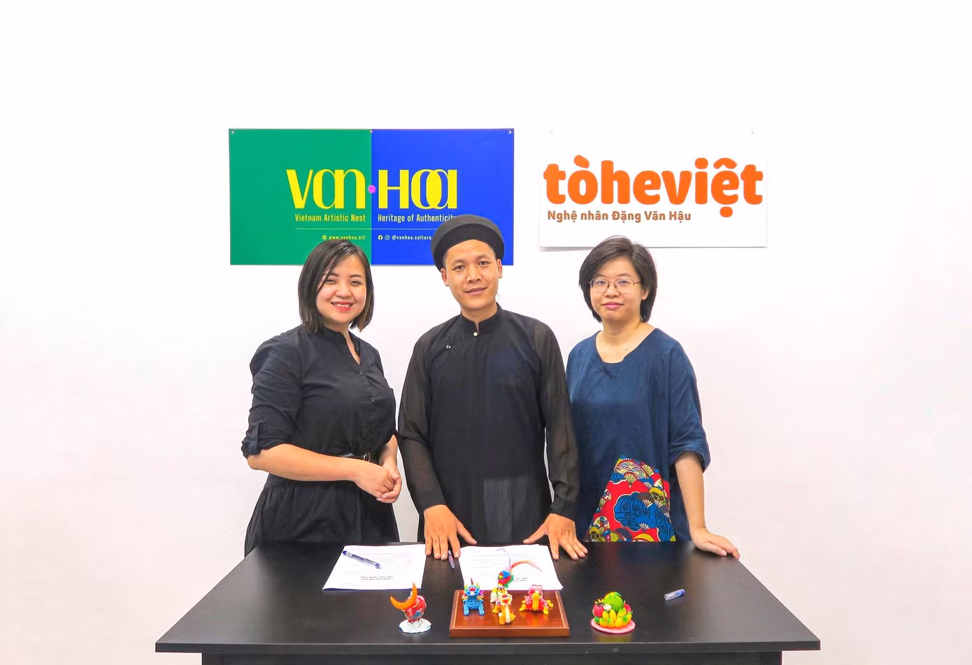 Châu (bên trái) đại diện cho công ty VAN•HOA ký thỏa thuận hợp tác chiến lược với Tò He Việt nhằm khôi phục Con giống bột Việt Nam - nghệ thuật ngàn năm tuổi đang có nguy cơ thất truyền.
