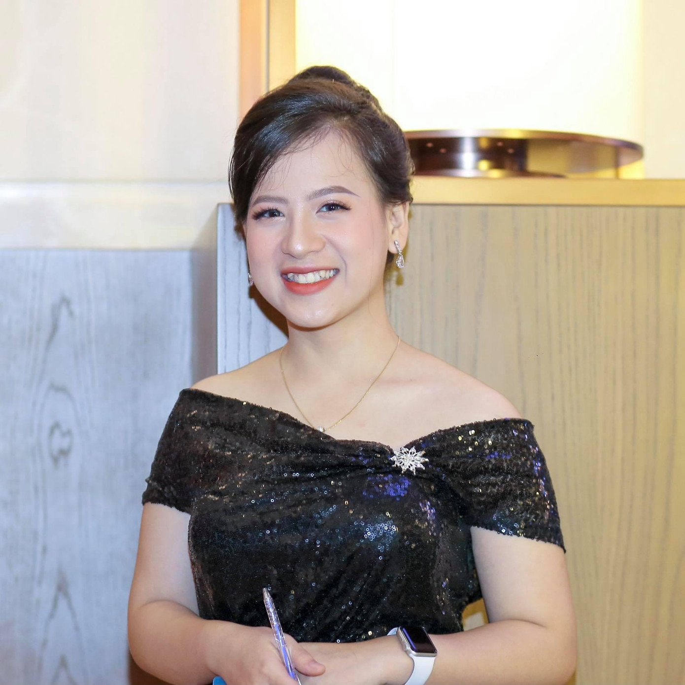 Nhan sắc rạng rỡ của nàng MC. Nhan sắc rạng rỡ của nàng MC.