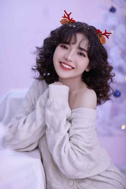 Nguyễn Võ Hiền Thục có bộ ảnh Giáng sinh mang màu sắc mới lạ.