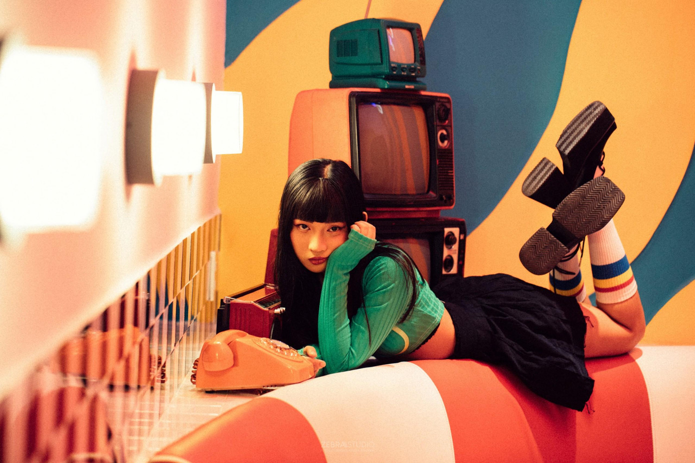 Xuân Thảo (sinh năm 1998) khoác lên mình chiếc áo thun với màu xanh trẻ trung và chân váy đen lại đang theo đuổi công việc makeup artist và người mẫu ảnh