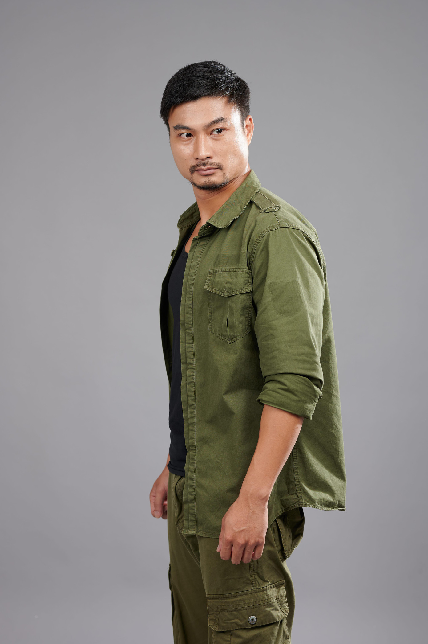 Tuy vẫn giữ vẻ ngoài xù xì, giang hồ như Nghĩa bảo kê trong “Quỳnh búp bê”, nhưng đằng sau vẻ ngoài bặm trợn, vô tình đó lại là sự ấm áp, thiện lương của Bá Đồng - một người đàn ông chịu nhiều tổn thương trong quá khứ. Tuy vẫn giữ vẻ ngoài xù xì, giang hồ như Nghĩa bảo kê trong “Quỳnh búp bê”, nhưng đằng sau vẻ ngoài bặm trợn, vô tình đó lại là sự ấm áp, thiện lương của Bá Đồng - một người đàn ông chịu nhiều tổn thương trong quá khứ.