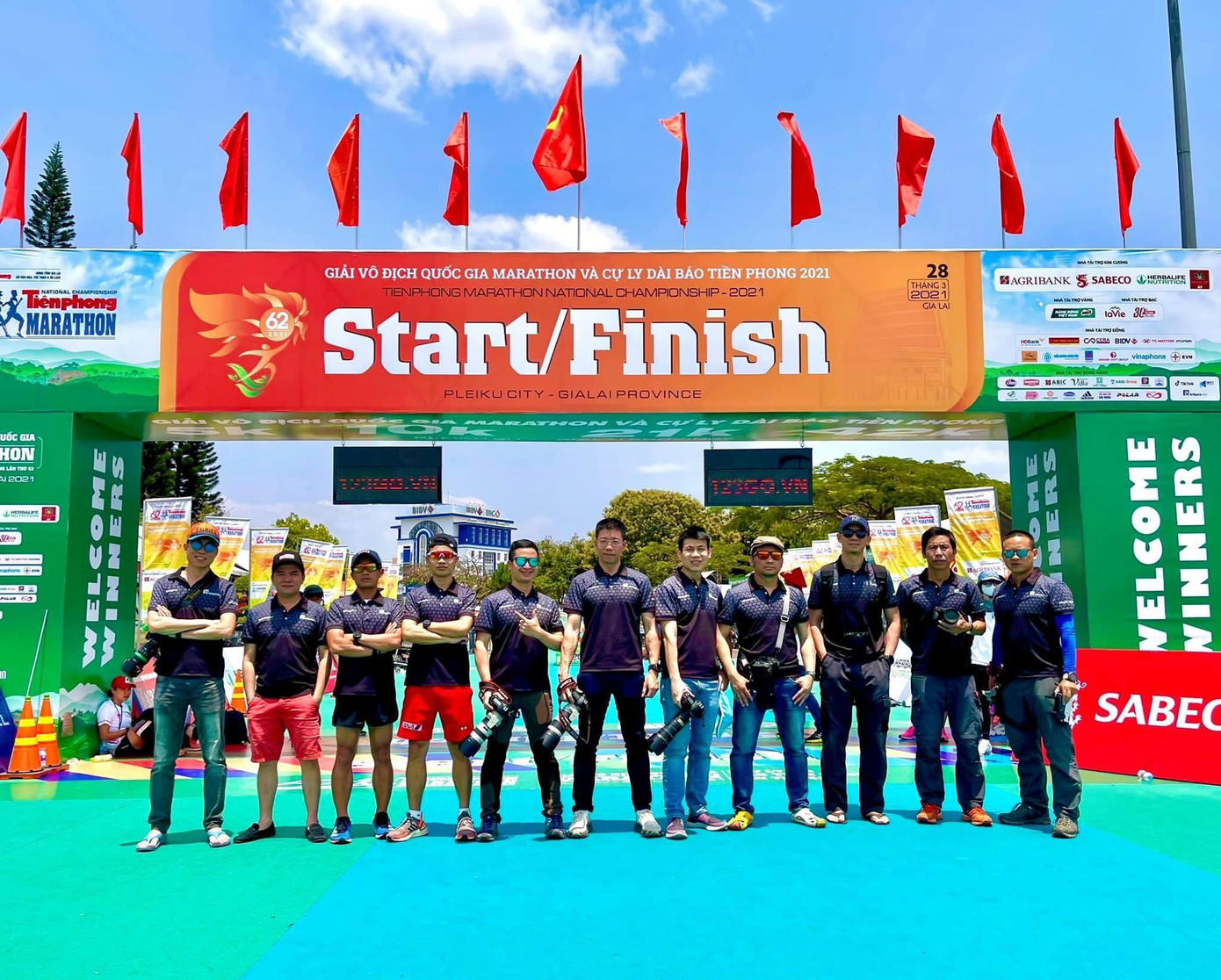 Minh Khương (thứ tư từ bên trái sang) thường xuyên giao lưu câu lạc bộ nhiếp ảnh gia trẻ để học hỏi thêm kỹ năng và kinh nghiệm.