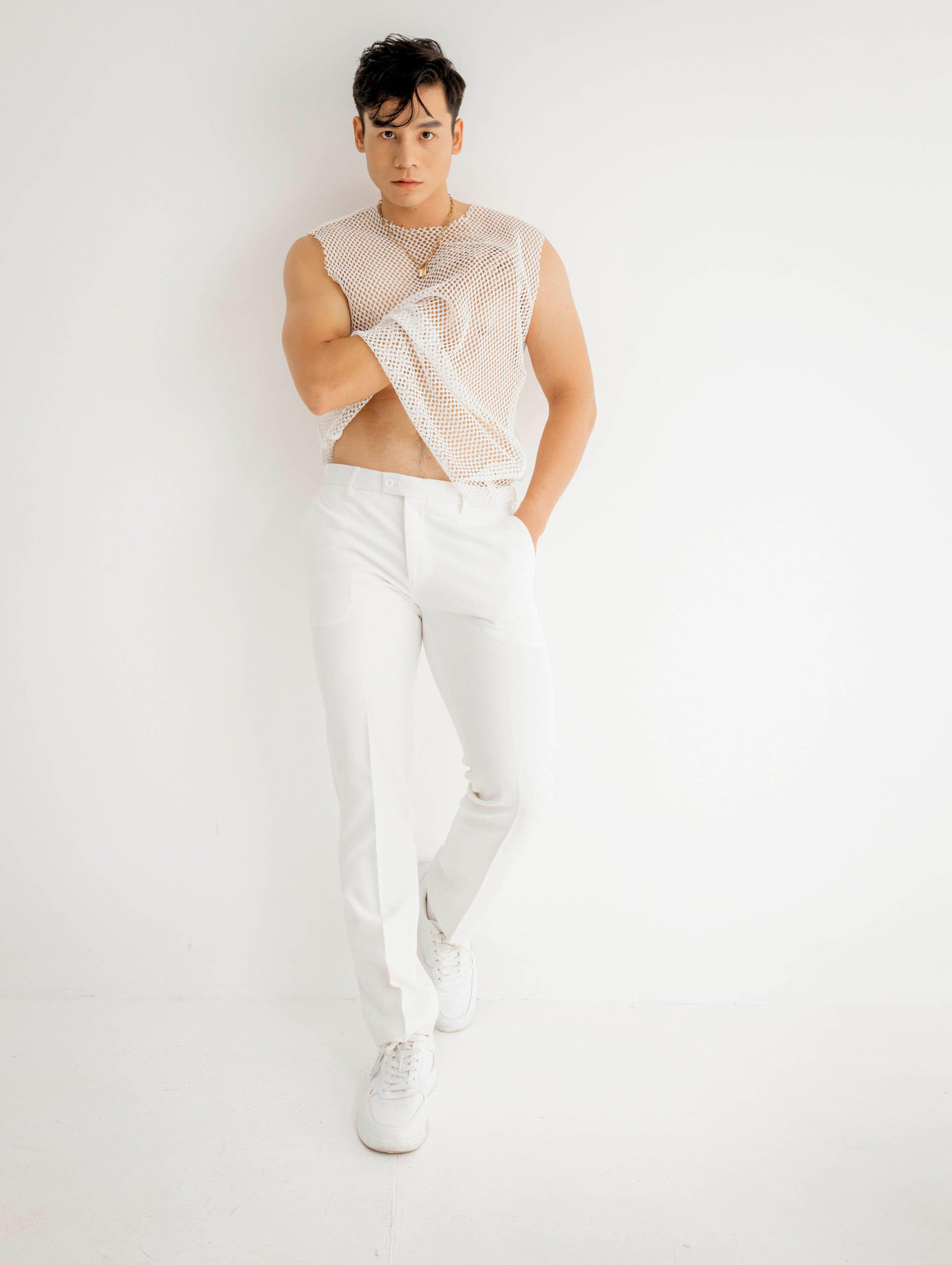 Cao Xuân Tài bỗng bất ngờ xuất hiện trong loạt ảnh thời trang khác lạ với nguyên cây trắng tinh khôi gồm quần tây, áo lưới và áo vest khoác hờ