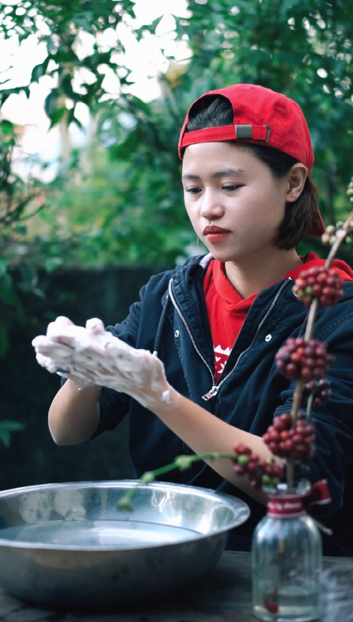 Rời bỏ thành phố, nơi đã gắn bó hơn 10 năm, Yến quyết định về quê “sống thử” một năm để trải nghiệm và lựa chọn bước đi cho tương lai. Rời bỏ thành phố, nơi đã gắn bó hơn 10 năm, Yến quyết định về quê “sống thử” một năm để trải nghiệm và lựa chọn bước đi cho tương lai.