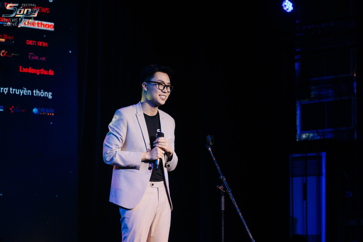 Trưởng BTC Sóng Trẻ Festival 2021 gửi lời cảm ơn tại đêm đại nhạc hội.