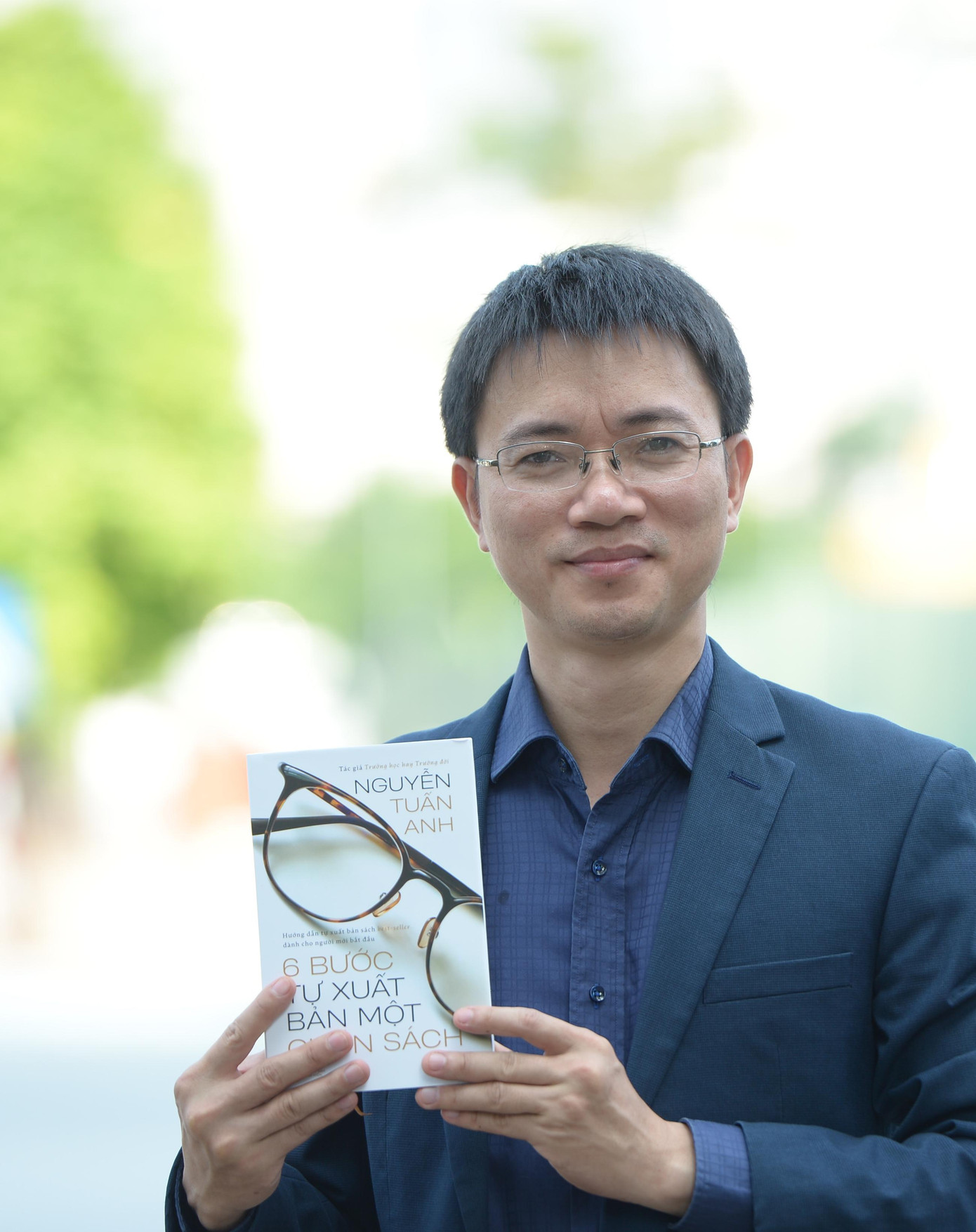 Tác giả, nhà báo Nguyễn Tuấn Anh đang công tác tại báo Tiền Phong, là nhà sáng lập CLAZO – thương hiệu viết sách cho người nổi tiếng. Anh đã trực tiếp chấp bút cho nhiều nhân vật nổi tiếng như tiến sĩ Lê Thẩm Dương, tiến sĩ Alok Bharadwaj. Ảnh: Dương Triều.