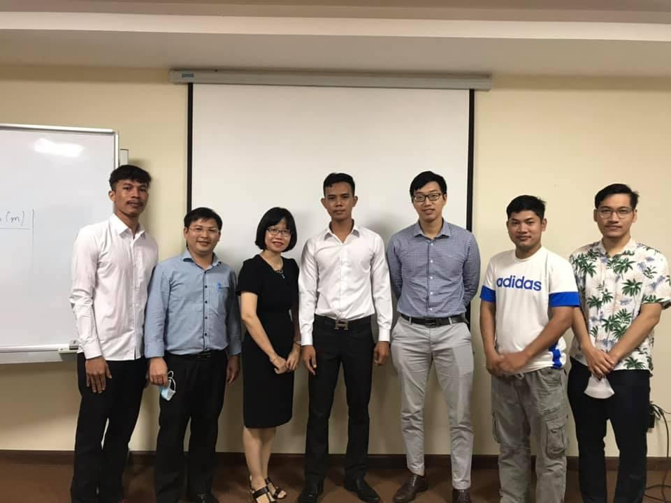 Vannet (áo sơ mi trắng đứng giữa) trong ngày bảo vệ Đồ án tốt nghiệp đại học cùng bạn bè và các thầy cô hướng dẫn