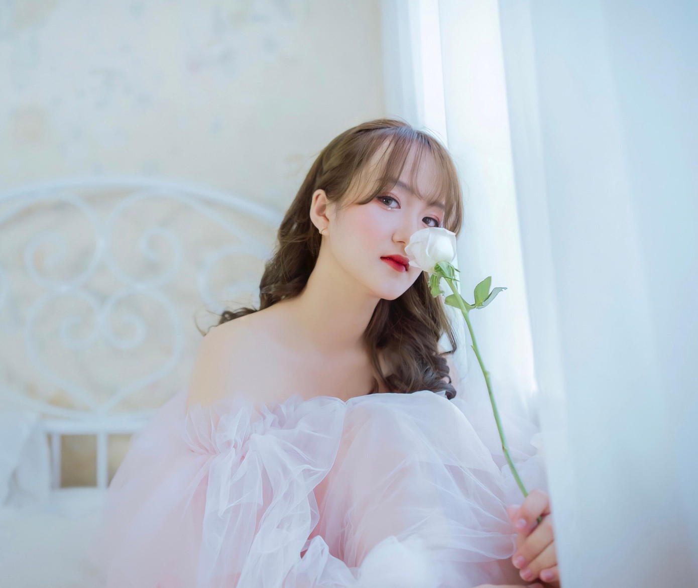 Phương Nhi sở hữu đường nét khuôn mặt ấn tượng.