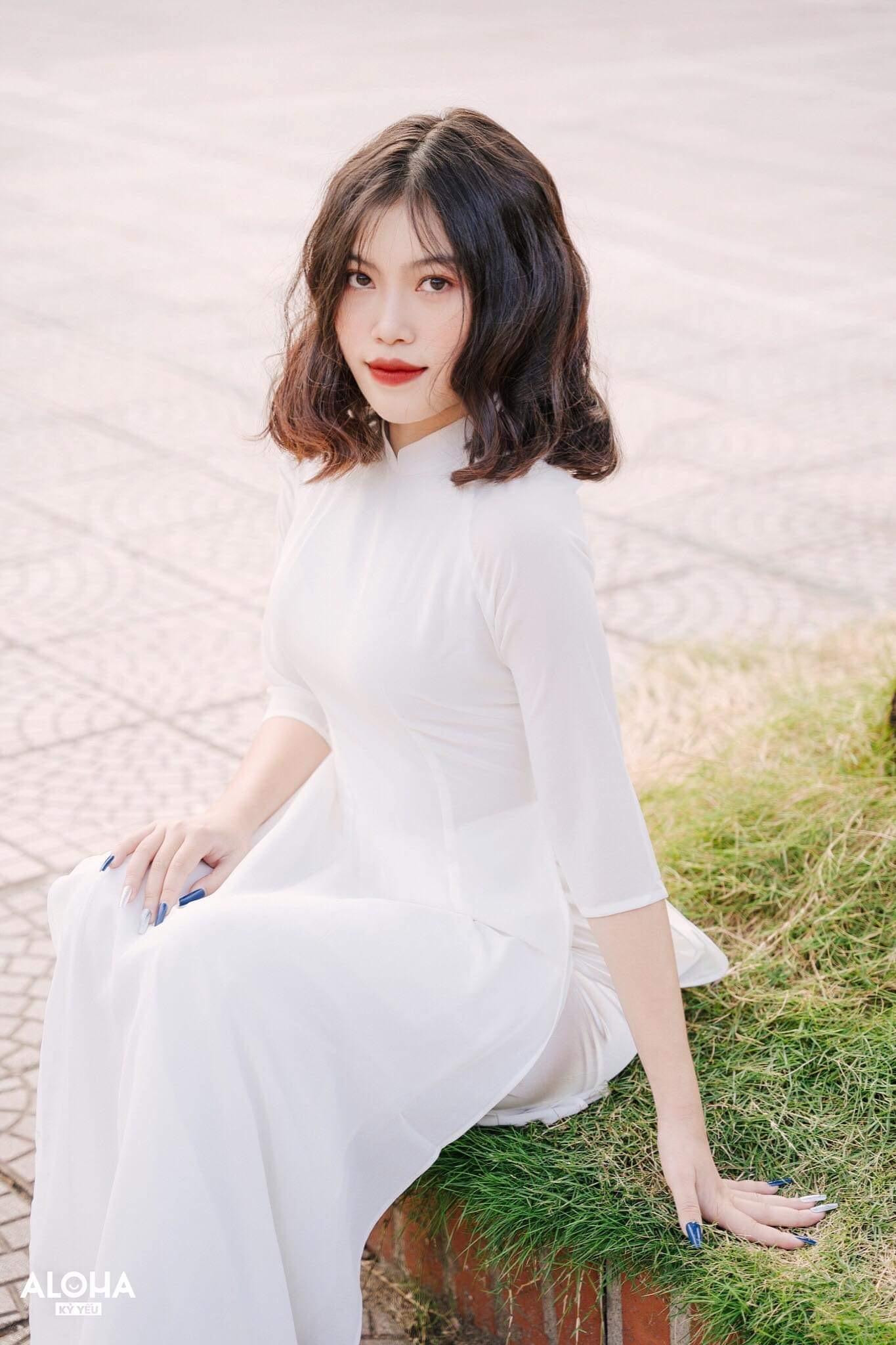 Bùi Mai Linh- cựu học sinh trường THPT Cầu Giấy, Hà Nội. Bùi Mai Linh- cựu học sinh trường THPT Cầu Giấy, Hà Nội.