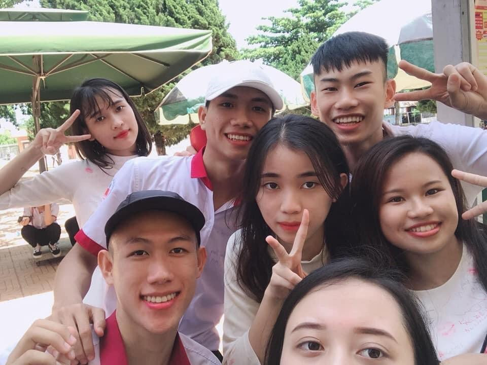 Trần Đình Đức và nhóm bạn ở trường THPT Y Jút ,Đắk Lắk (ngoài cùng bên trái).