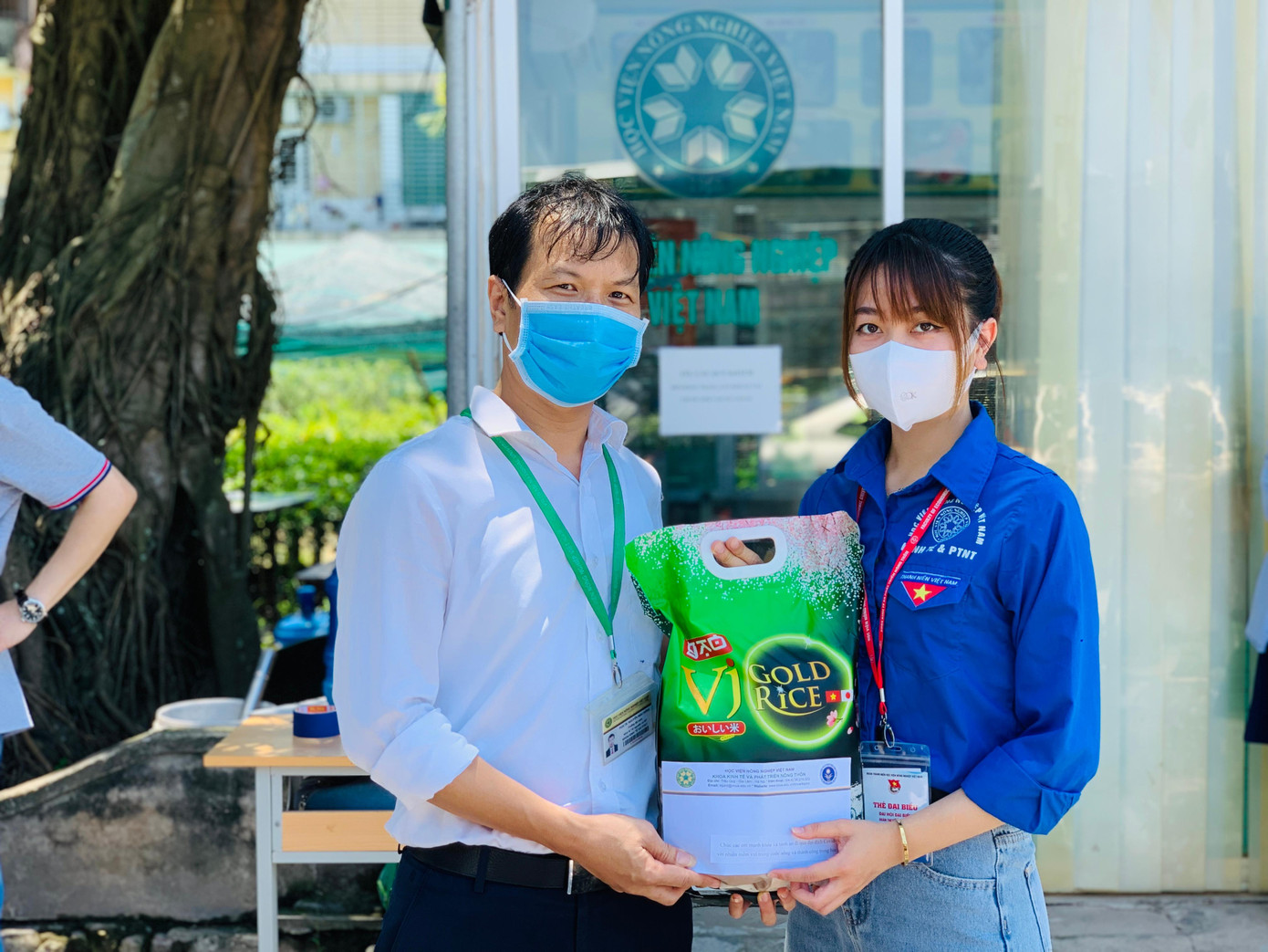 PGS. TS Nguyễn Mậu Dũng, Bí thư Chi bộ, Phó trưởng Khoa Kinh tế và PTNT trao quà hỗ trợ cho sinh viên đang ở lại Học viện.