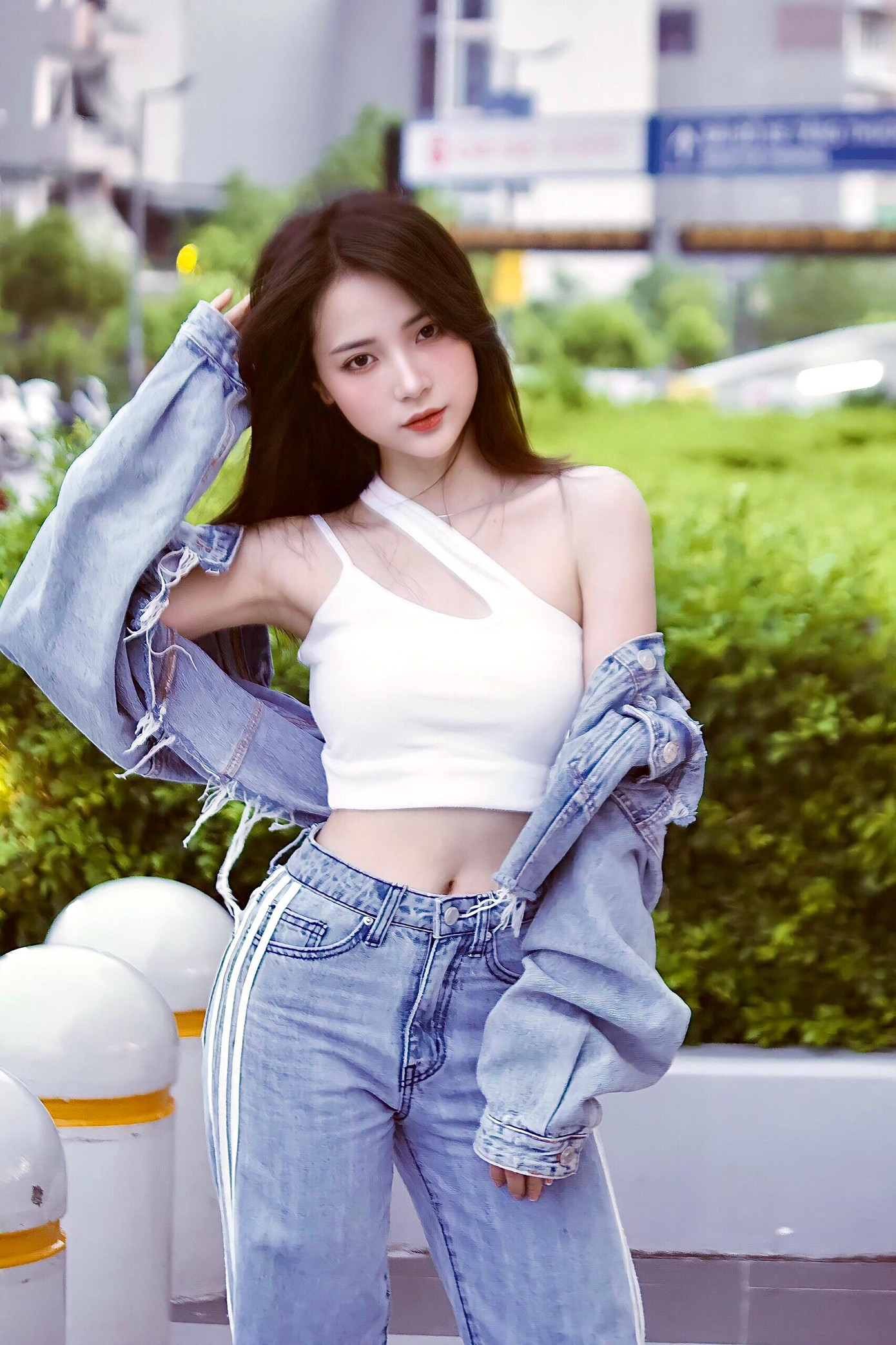 Khuôn mặt xinh xắn, hình thể đẹp và làn da trắng sứ là những điểm mạnh nổi bật nhất của Linh Thu. Khuôn mặt xinh xắn, hình thể đẹp và làn da trắng sứ là những điểm mạnh nổi bật nhất của Linh Thu.