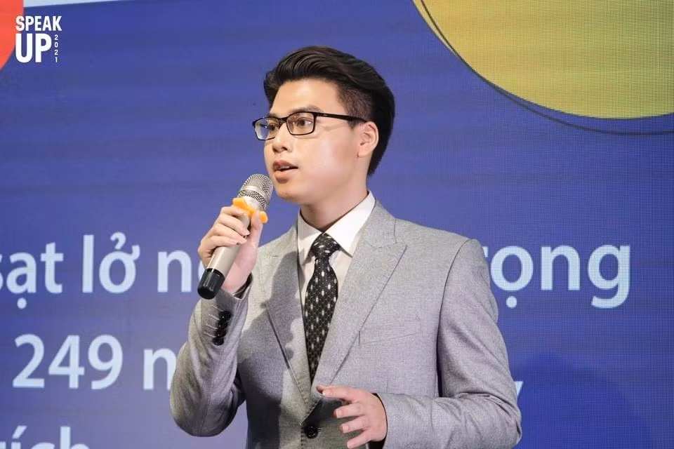 Minh Hiếu bắt đầu theo đuổi niềm đam mê dẫn chương trình từ năm nhất Đại học, khi anh được cộng tác với tổ chức YEO Vietnam và có cơ hội dẫn rất nhiều chương trình tại đây.