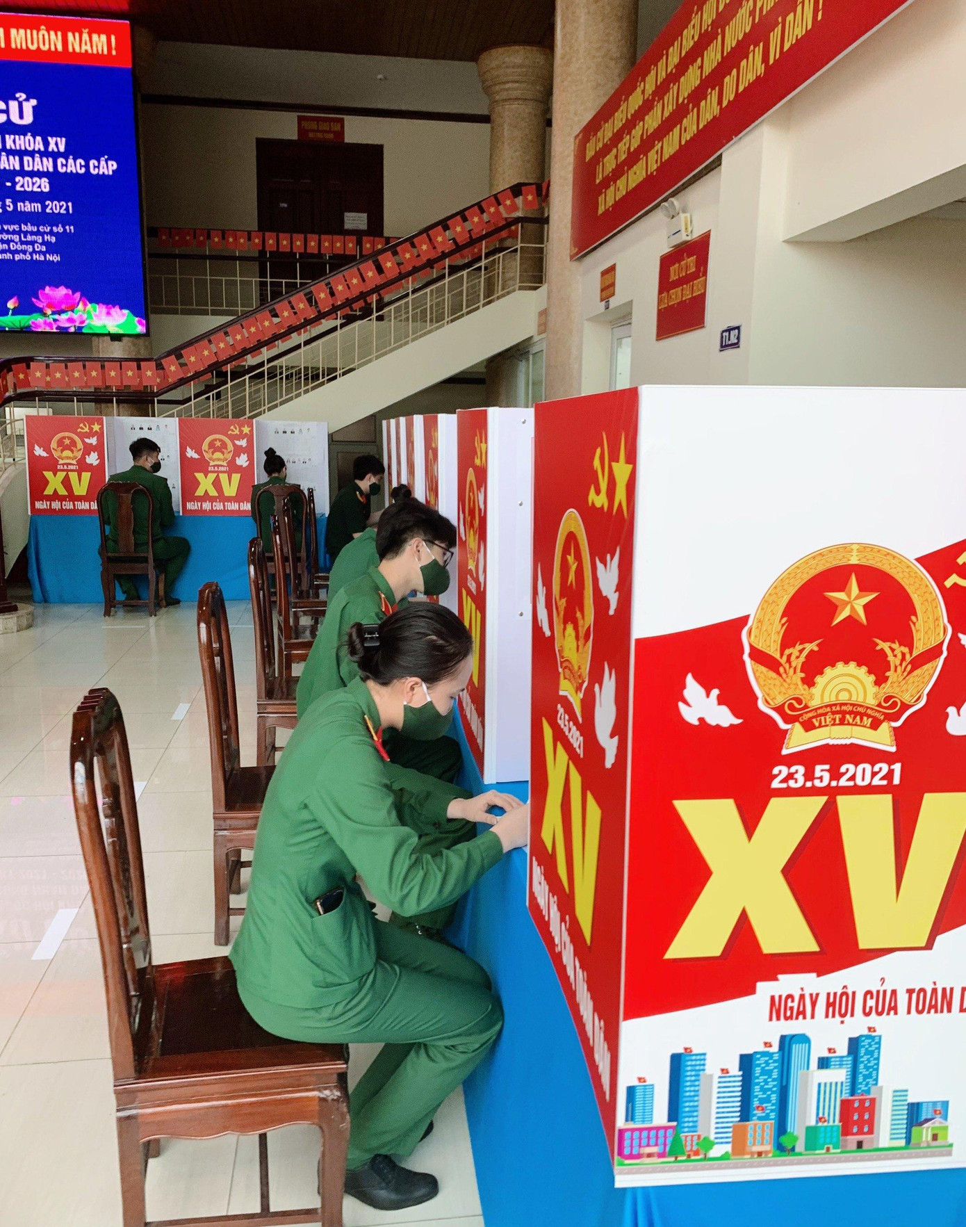 Các chỗ ngồi viết phiếu của cử tri được làm thành từng vách ngăn, đảm bảo an toàn phòng dịch.