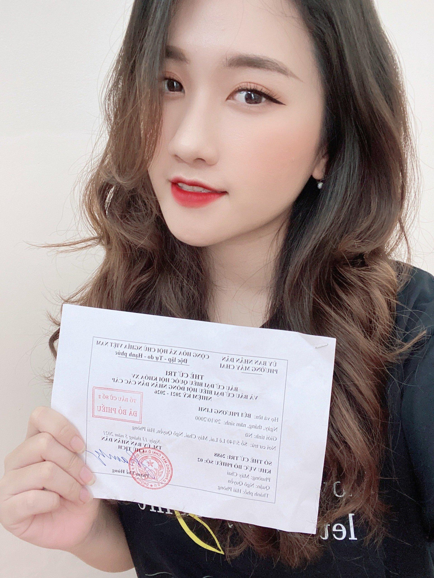 Phương Linh tâm sự “Hôm nay được cầm tấm phiếu trên tay, mình nhận thức được sự quan trọng trên mỗi tờ phiếu bầu. Vì vậy, mình cùng bố đã phải đọc rất kỹ thông tin đại biểu để chọn ra người xứng đáng.”