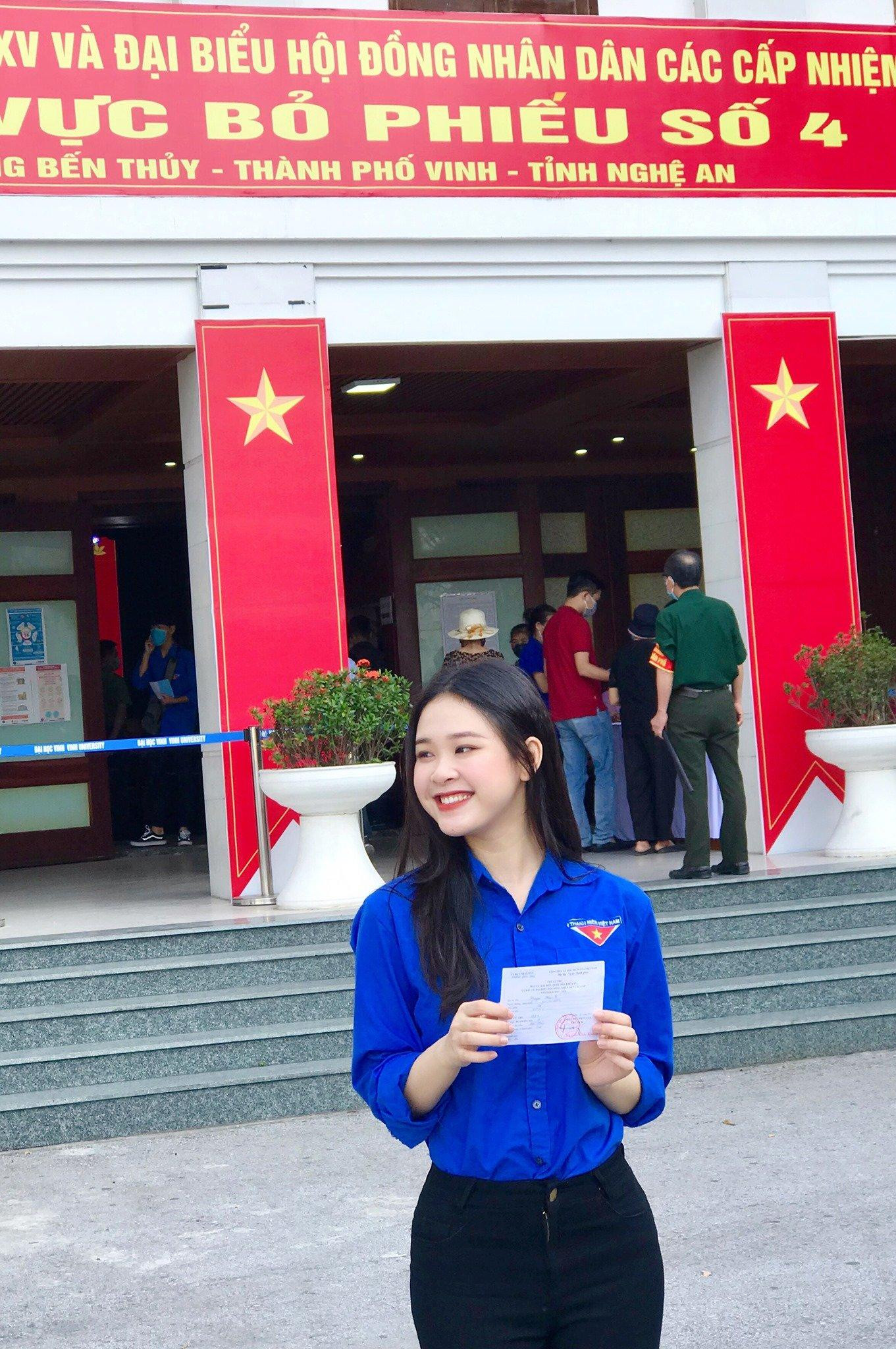 Thảo Vi hiện đang là Bí thư chi đoàn, Ủy viên BCH Liên chi đoàn khoa Giáo dục trường Đại học Vinh. Cô bạn cũng từng lọt vào top 35 Hoa hâu Việt Nam năm 2020.