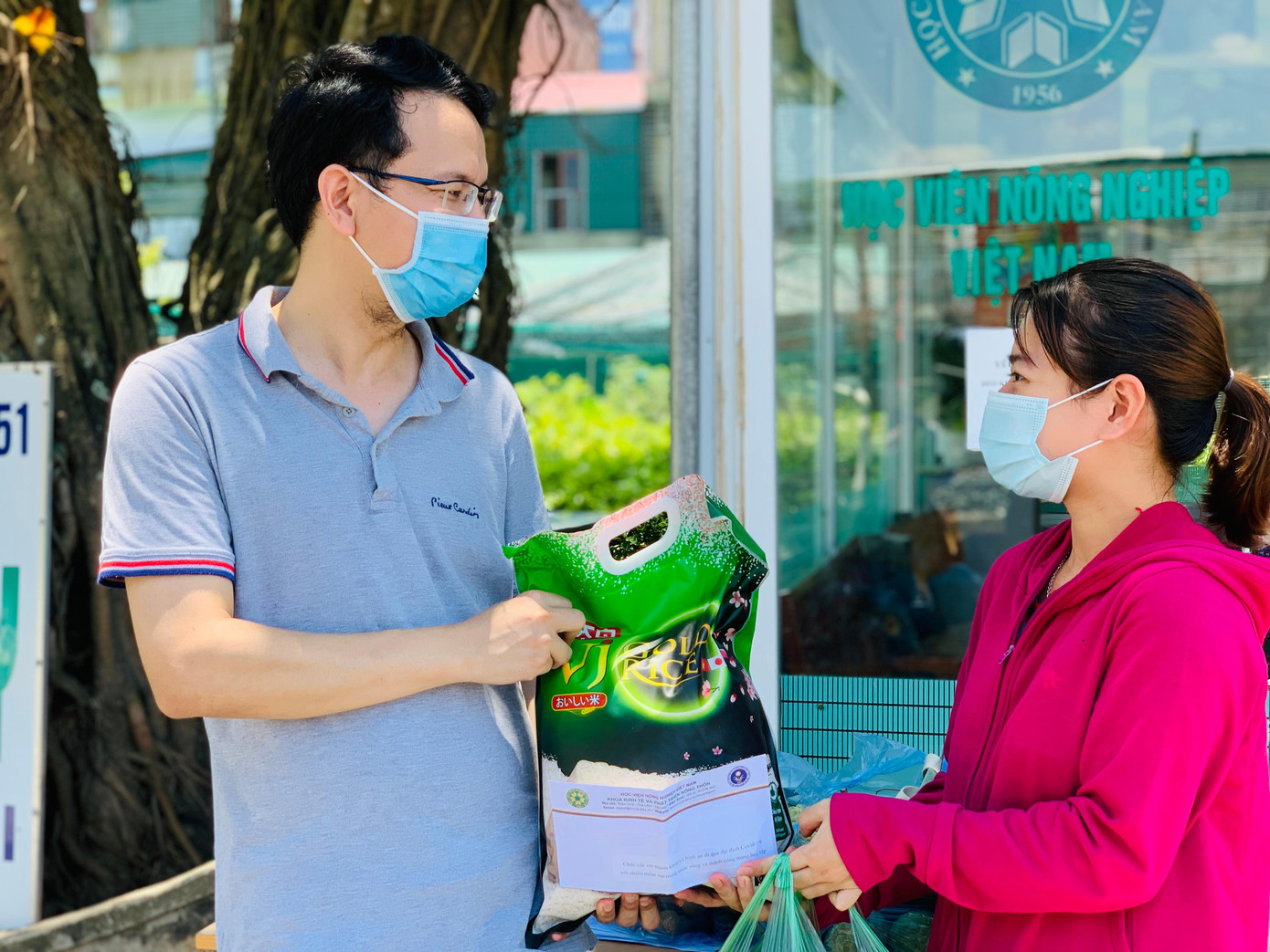 ThS Nguyễn Thanh Phong, Phó Bí thư Đoàn Thanh niên Học viện, Bí thư Chi bộ Sinh viên Khoa Kinh tế và PTNT trao quà hỗ trợ cho sinh viên đang ở lại Học viện.