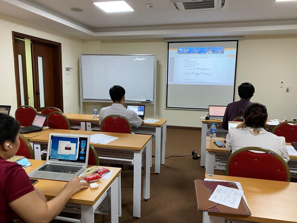 Các thầy cô theo dõi sinh viên trình bày đồ án tốt nghiệp trực tuyến.