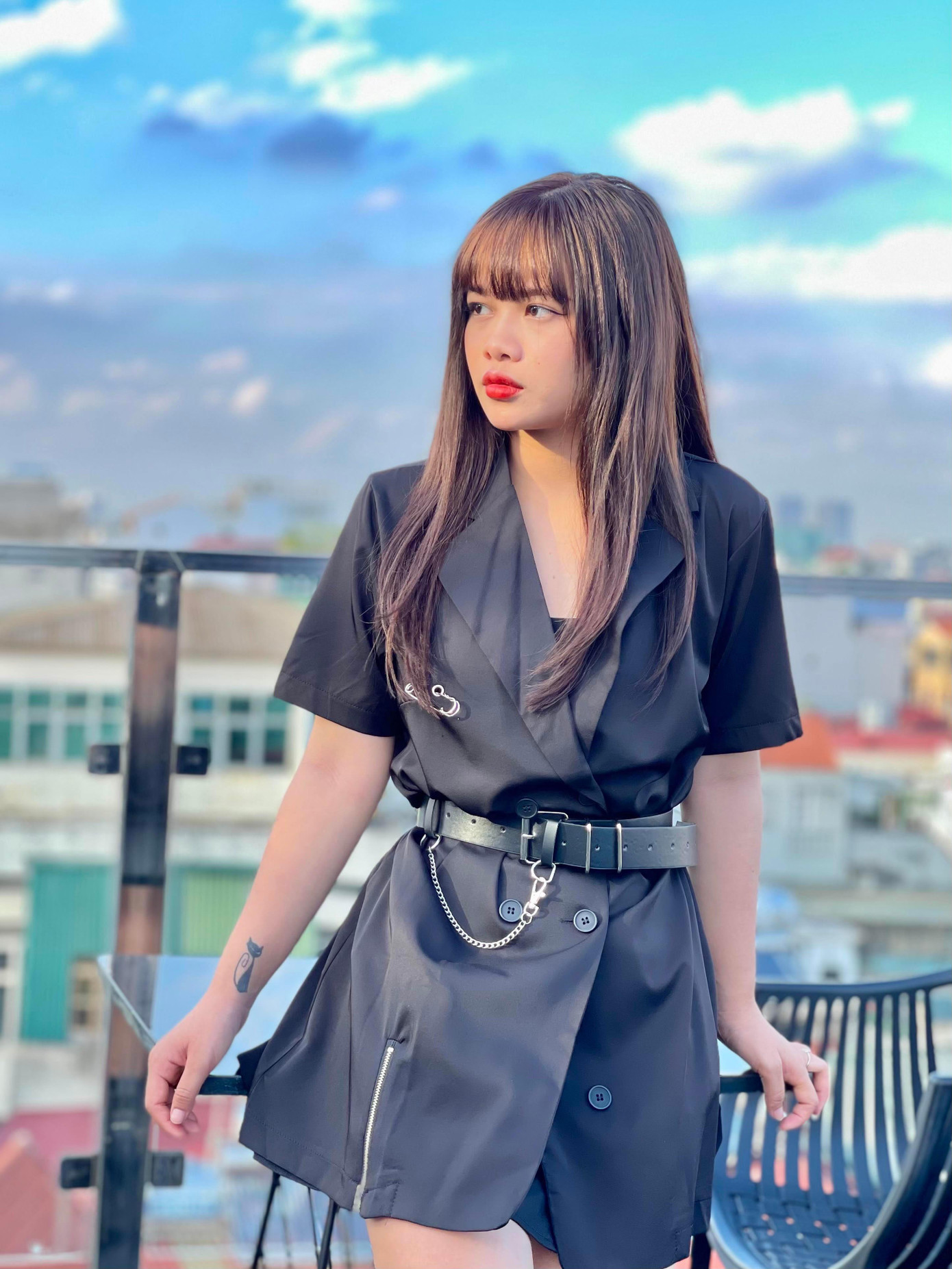 Cô gái nhỏ quyết tâm rẽ hướng theo đuổi con đường nghệ thuật. Cô gái nhỏ quyết tâm rẽ hướng theo đuổi con đường nghệ thuật.