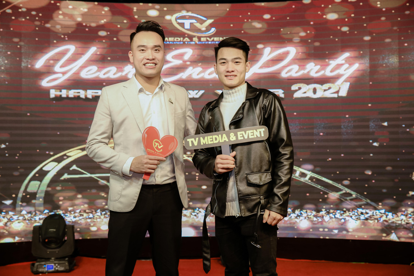 Tuấn Trường chụp ảnh cùng MC Tiến Vũ