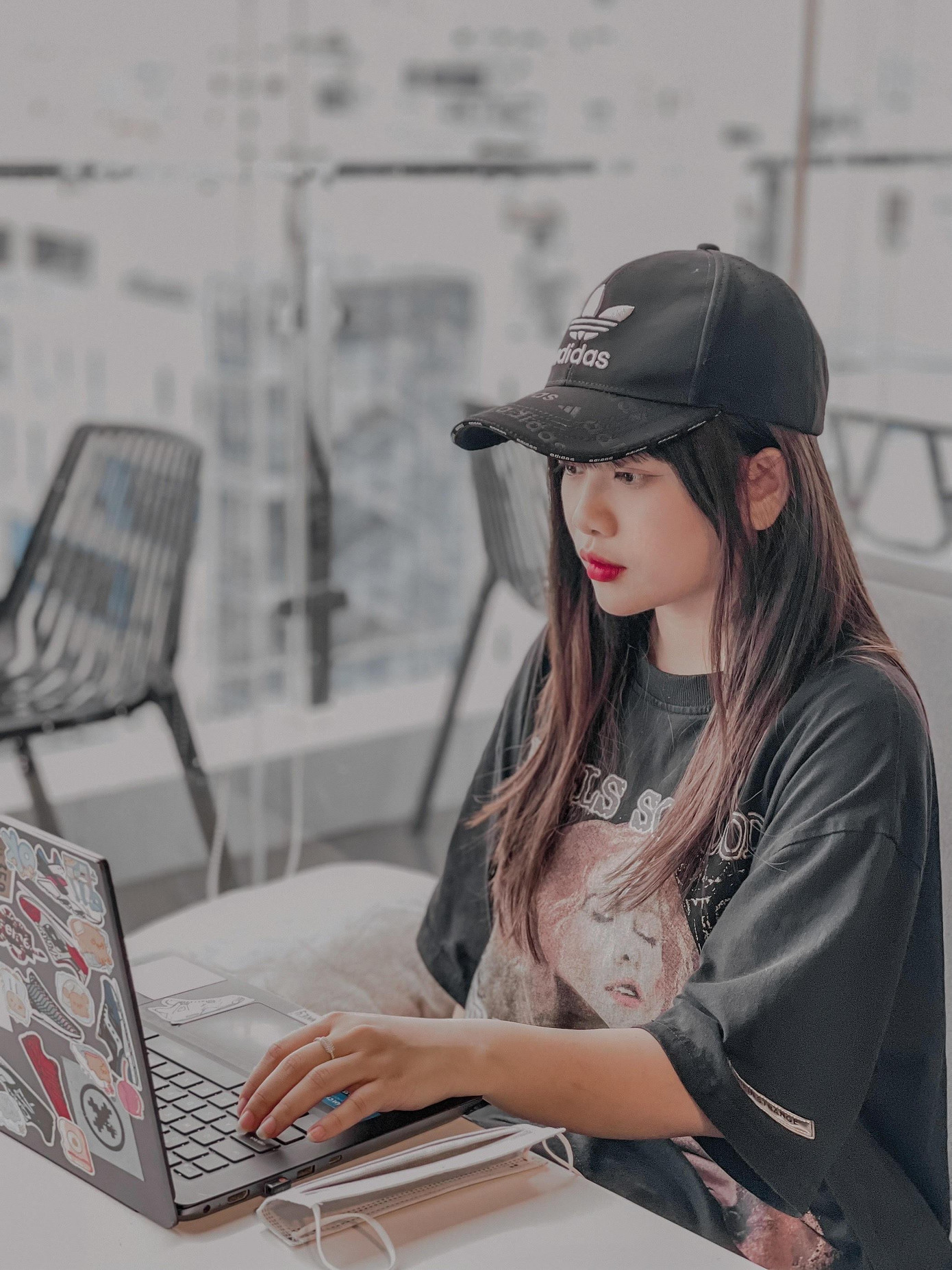 Ngoài diễn xuất, cô gái trẻ còn thử sức với nhiều thể loại nghệ thuật khác. Ngoài diễn xuất, cô gái trẻ còn thử sức với nhiều thể loại nghệ thuật khác.