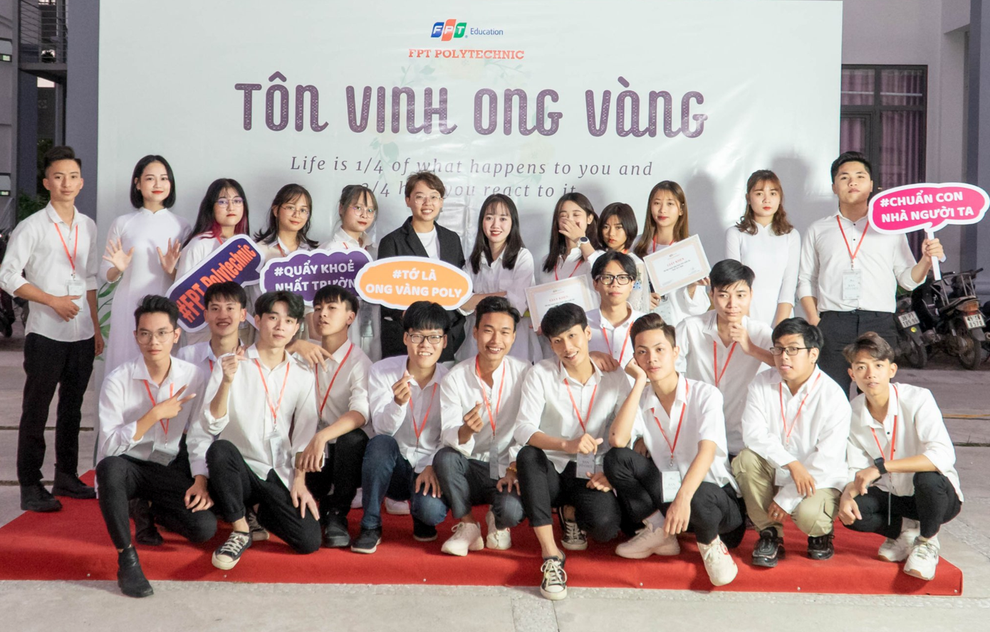 Ngọc Đại cùng bạn bè trong lễ Tôn vinh Ong Vàng - Biểu dương những sinh viên xuất sắc nhất học kỳ. Ngọc Đại cùng bạn bè trong lễ Tôn vinh Ong Vàng - Biểu dương những sinh viên xuất sắc nhất học kỳ.