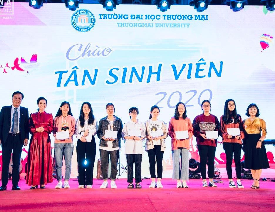 NSND Trọng Trinh và NSND Lan Hương giao lưu và trao học bổng cho sinh viên hiếu học tại trường ĐH Thương Mại.