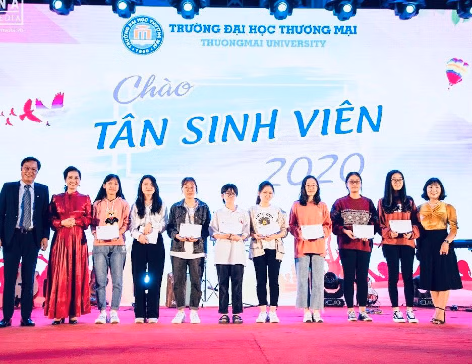 NSND Trọng Trinh và NSND Lan Hương giao lưu và trao học bổng cho sinh viên hiếu học tại trường ĐH Thương Mại.