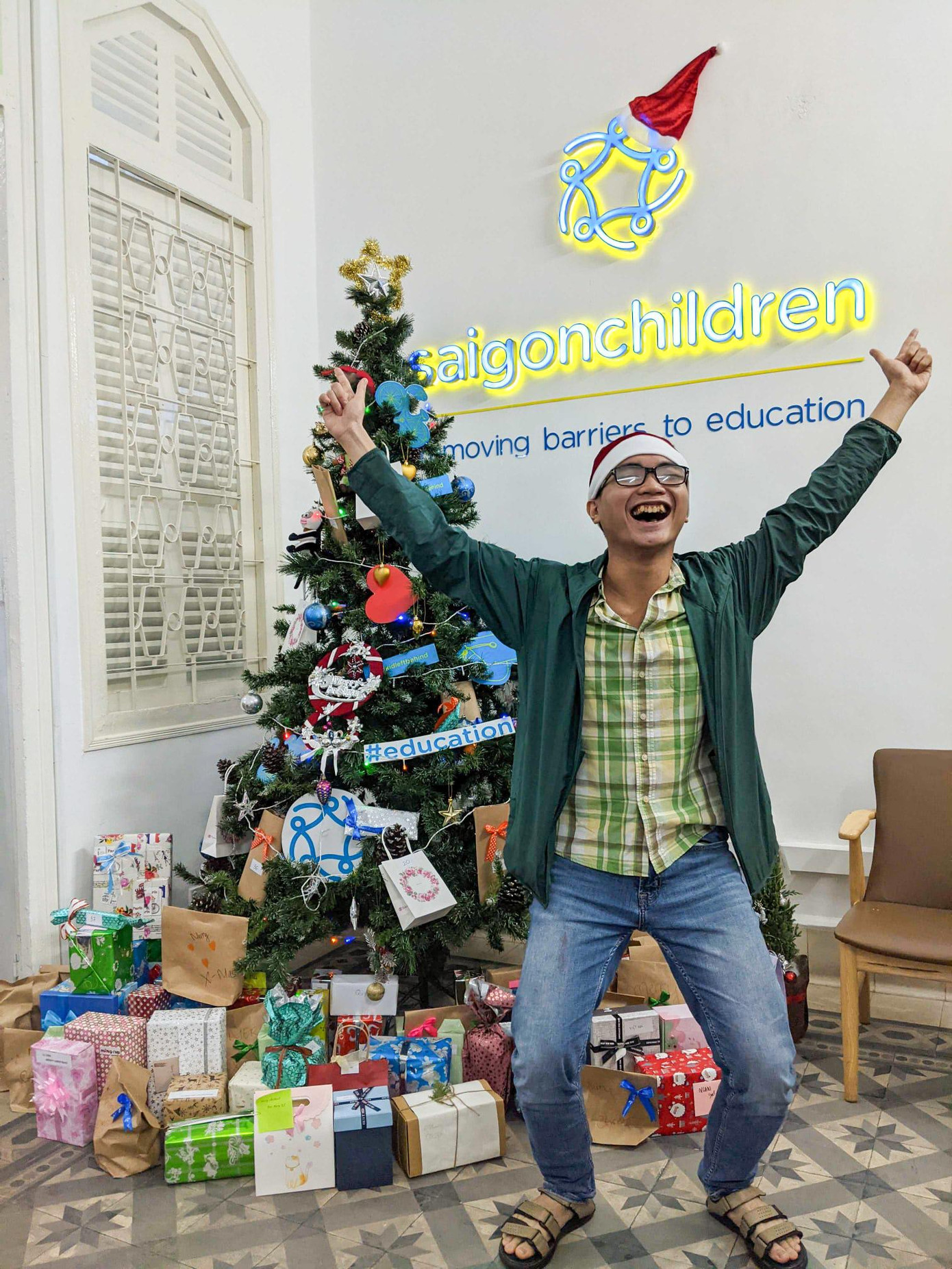 Minh hiện đang làm việc tại Saigon Children, một tổ chức phi lợi nhuận hỗ trợ trẻ em và thanh thiếu niên có hoàn cảnh khó khăn ở Việt Nam phát huy được hết tiềm năng thông qua nền tảng giáo dục chất lượng và phù hợp với nhu cầu Minh hiện đang làm việc tại Saigon Children, một tổ chức phi lợi nhuận hỗ trợ trẻ em và thanh thiếu niên có hoàn cảnh khó khăn ở Việt Nam phát huy được hết tiềm năng thông qua nền tảng giáo dục chất lượng và phù hợp với nhu cầu