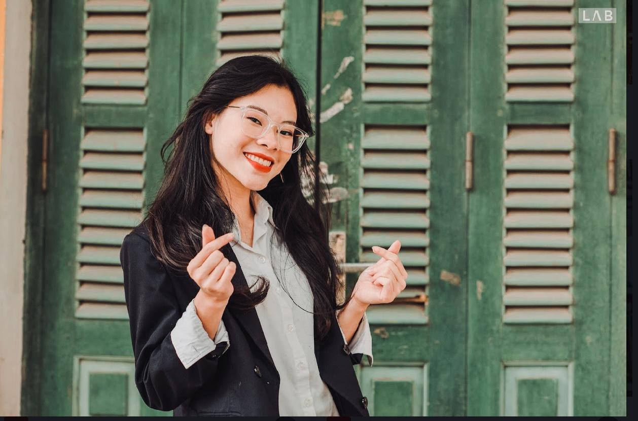 Con người làm nên tất cả, còn giáo dục tạo nên con người. Con người làm nên tất cả, còn giáo dục tạo nên con người.