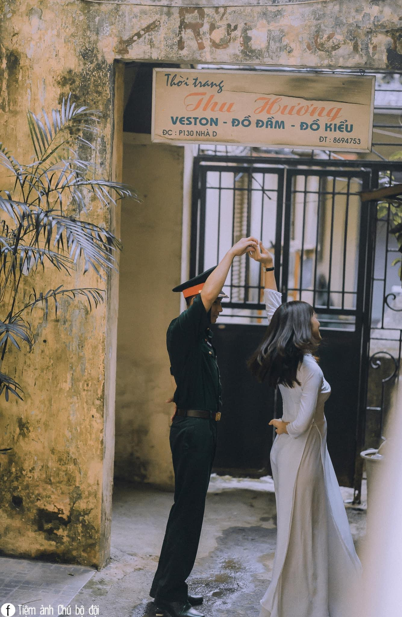 Mỗi bức ảnh những câu chuyện trải dài từ doanh trại đến các phố phường Hà Nội như Hồ Gươm, phố cổ, các khu tập thể cũ... tạo nên những bức hình đầy lãng mạn và mộng mơ. Mỗi bức ảnh những câu chuyện trải dài từ doanh trại đến các phố phường Hà Nội như Hồ Gươm, phố cổ, các khu tập thể cũ... tạo nên những bức hình đầy lãng mạn và mộng mơ.