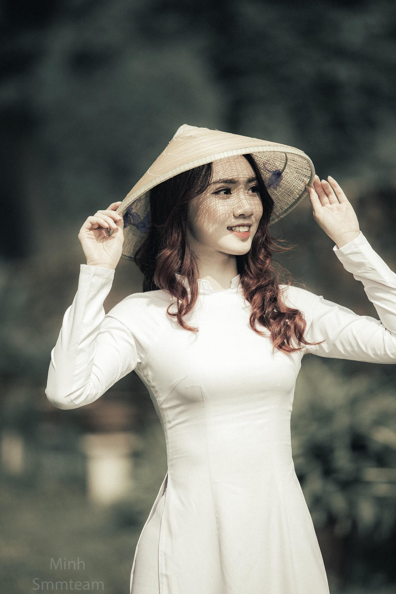 Trang Linh đẹp dịu dàng trong tà áo dài trắng.